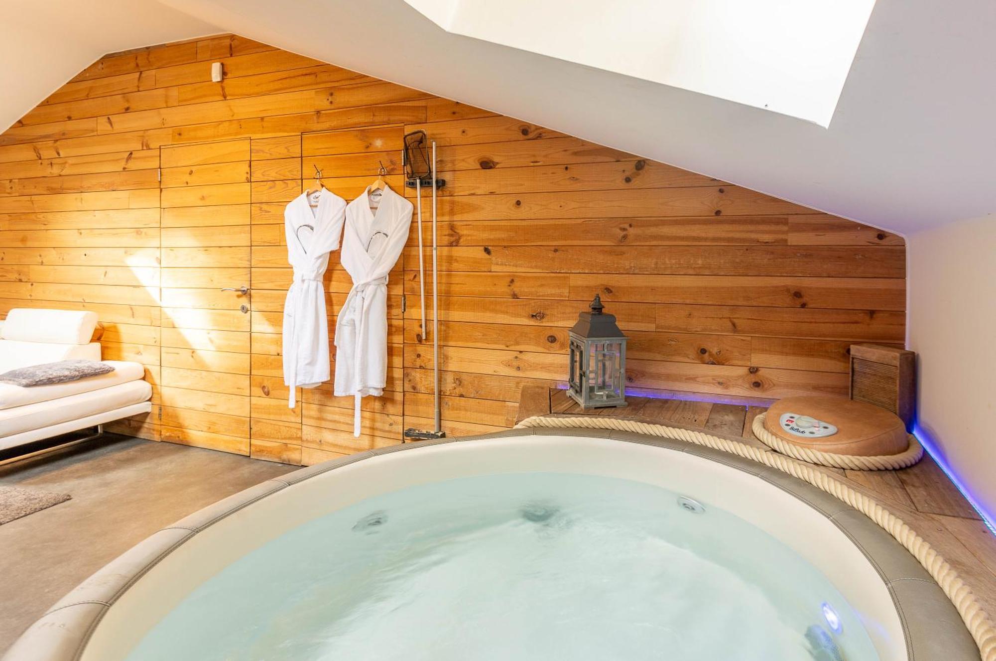 Le Lov'T - Suite Avec Jacuzzi Spontin Exterior foto
